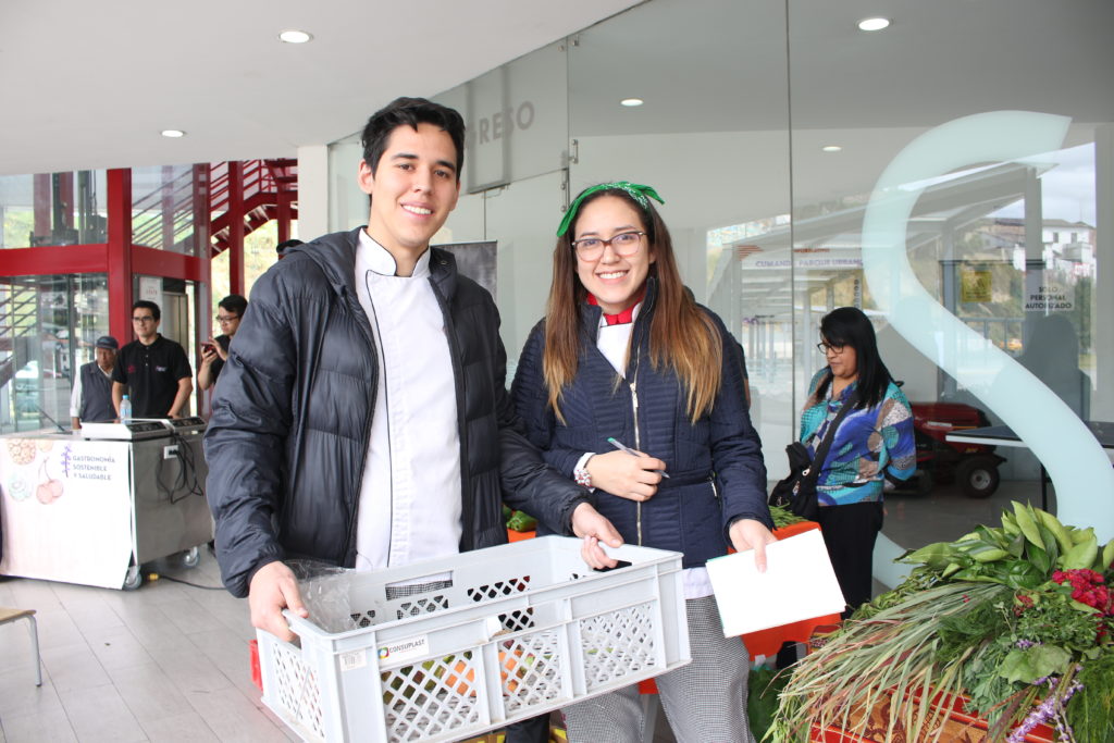 Estudiantes de gastronomia UDLA en el Mercado de la Tierra en el Cumanda